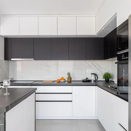 Lucas - Luxury With Parking