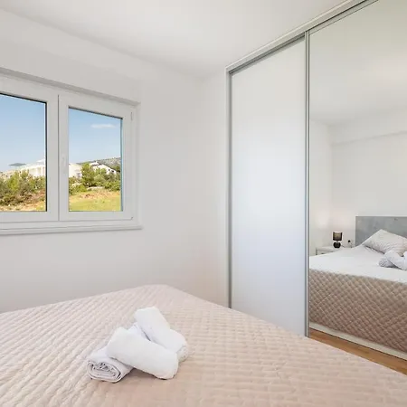 Lucas - Luxury With Parking *