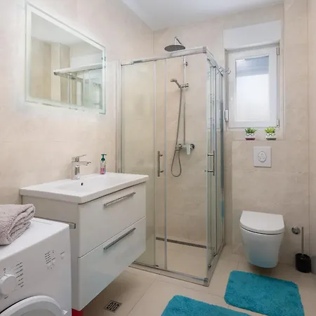 Lucas - Luxury With Parking *