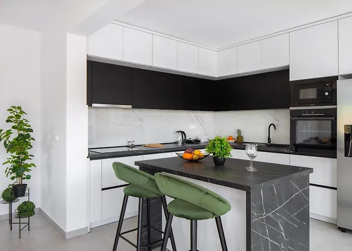 Lucas - Luxury With Parking