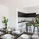 Lucas - Luxury With Parking Apartment