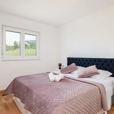 Lucas - Luxury With Parking *