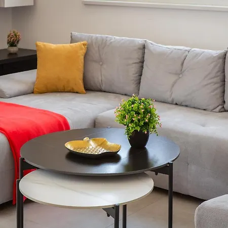 Lucas - Luxury With Parking *