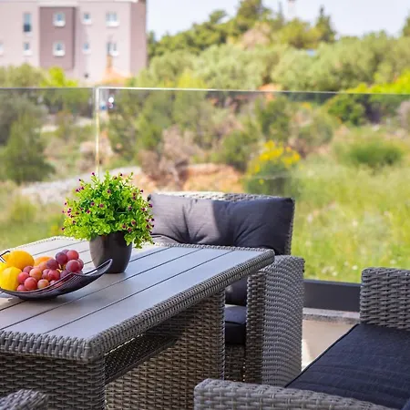 Lucas - Luxury With Parking