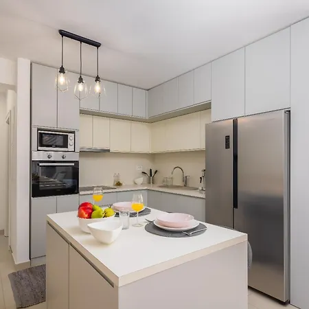 Lucas - Luxury With Parking *