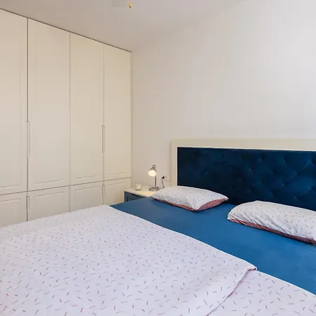 Lucas - Luxury With Parking