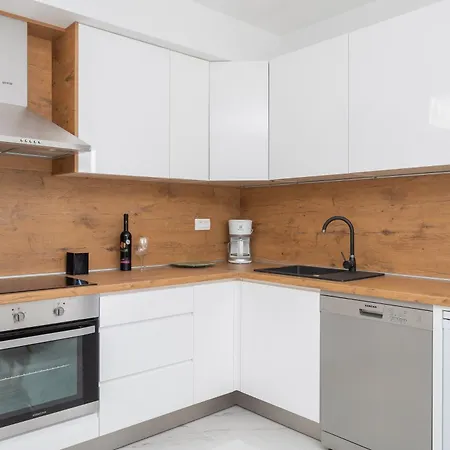 Lucas - Luxury With Parking *