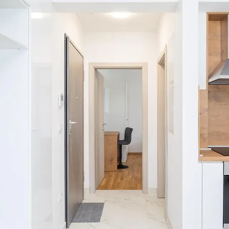 Lucas - Luxury With Parking