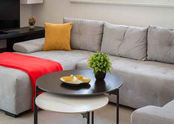 Lucas - Luxury With Parking *