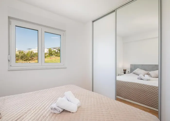 Lucas - Luxury With Parking *