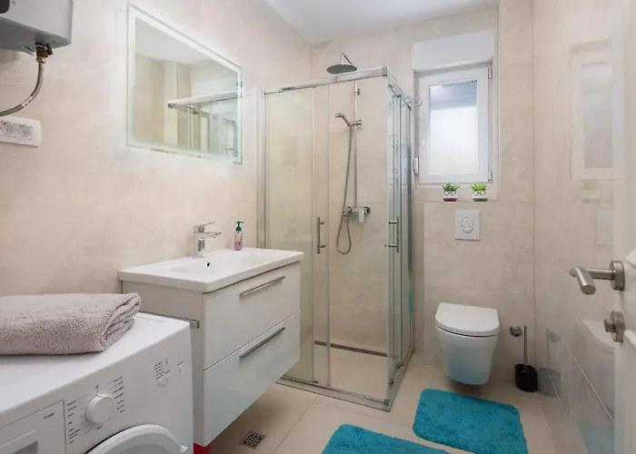 Lucas - Luxury With Parking *