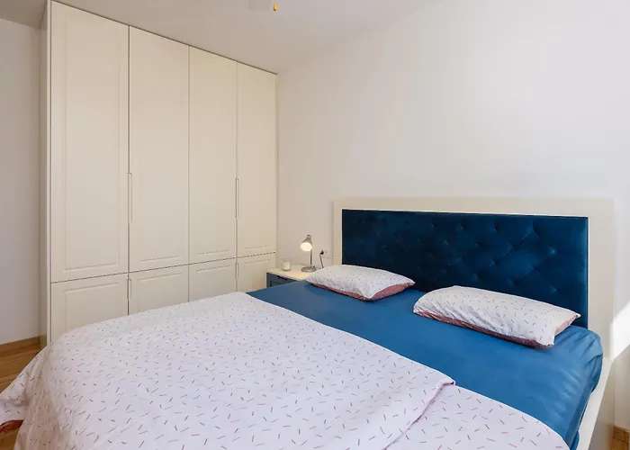 Lucas - Luxury With Parking