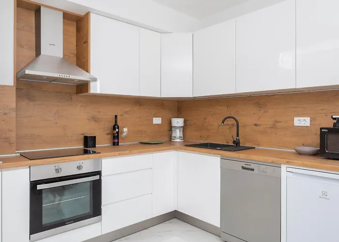 Lucas - Luxury With Parking *