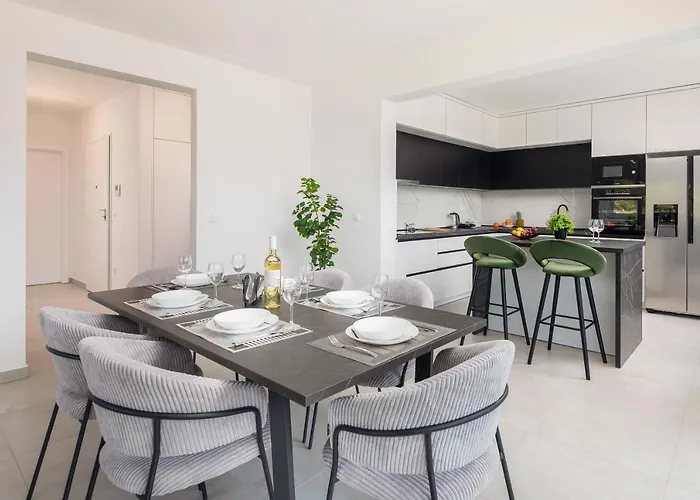 Lucas - Luxury With Parking Apartment *