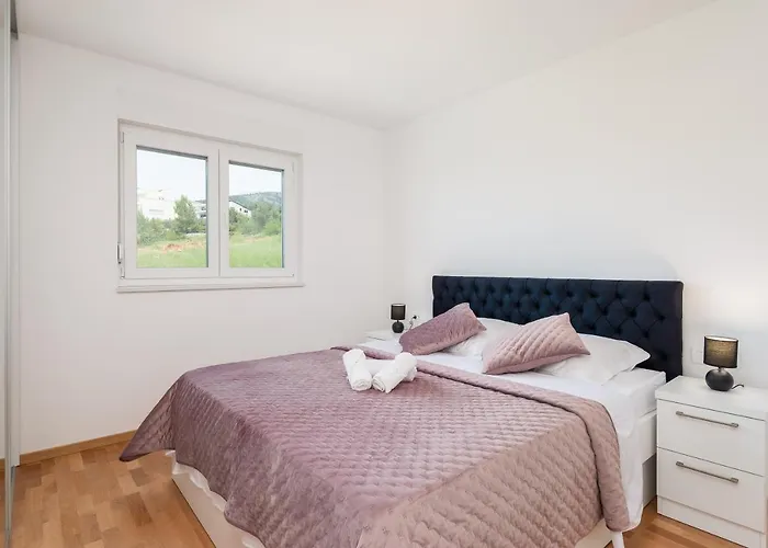 Lucas - Luxury With Parking *