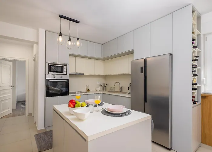 Lucas - Luxury With Parking *