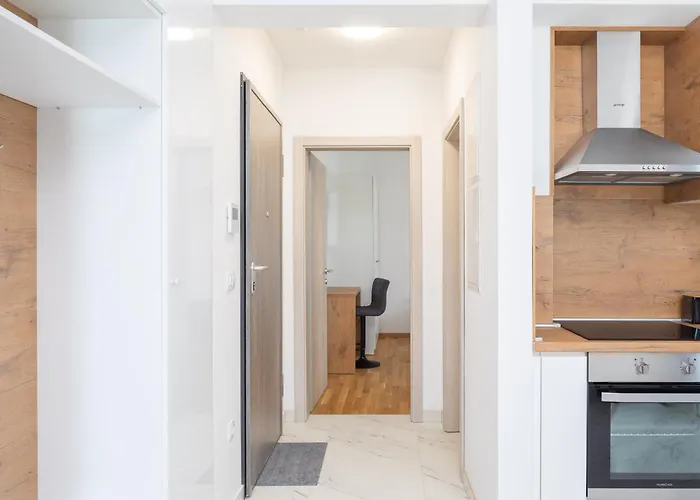 Lucas - Luxury With Parking